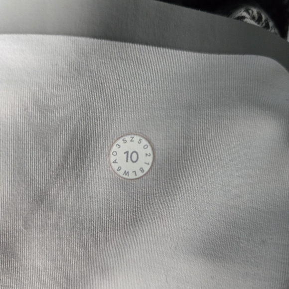 Lululemon Athletica Black and Gray Cropped Pants - Picture 3 of 3